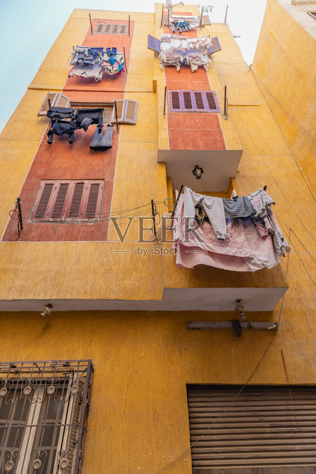 开罗老城区公寓外晾晒的衣物。照片摄影图片