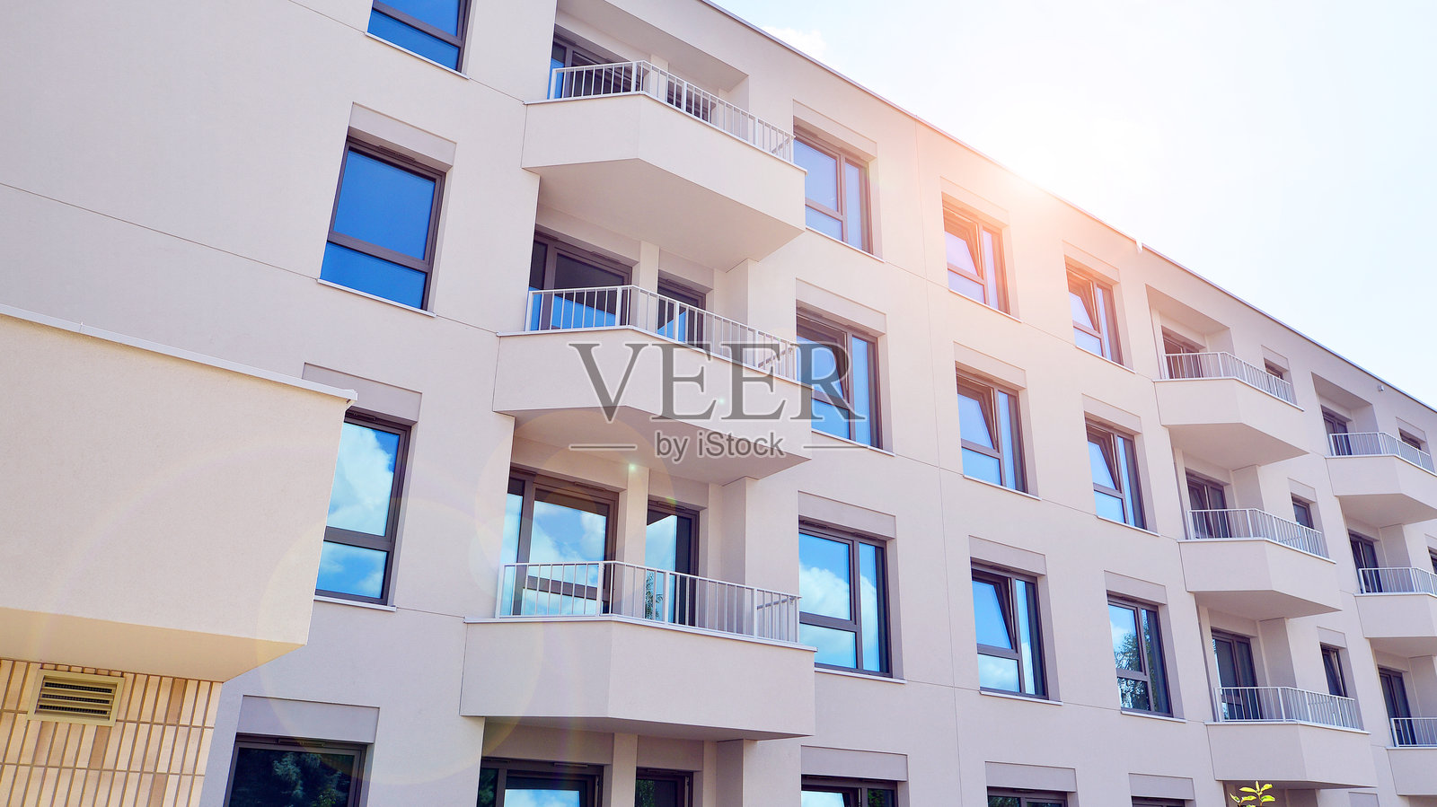 阳光明媚的日子里，现代城市住宅公寓建筑的建筑风格。照片摄影图片