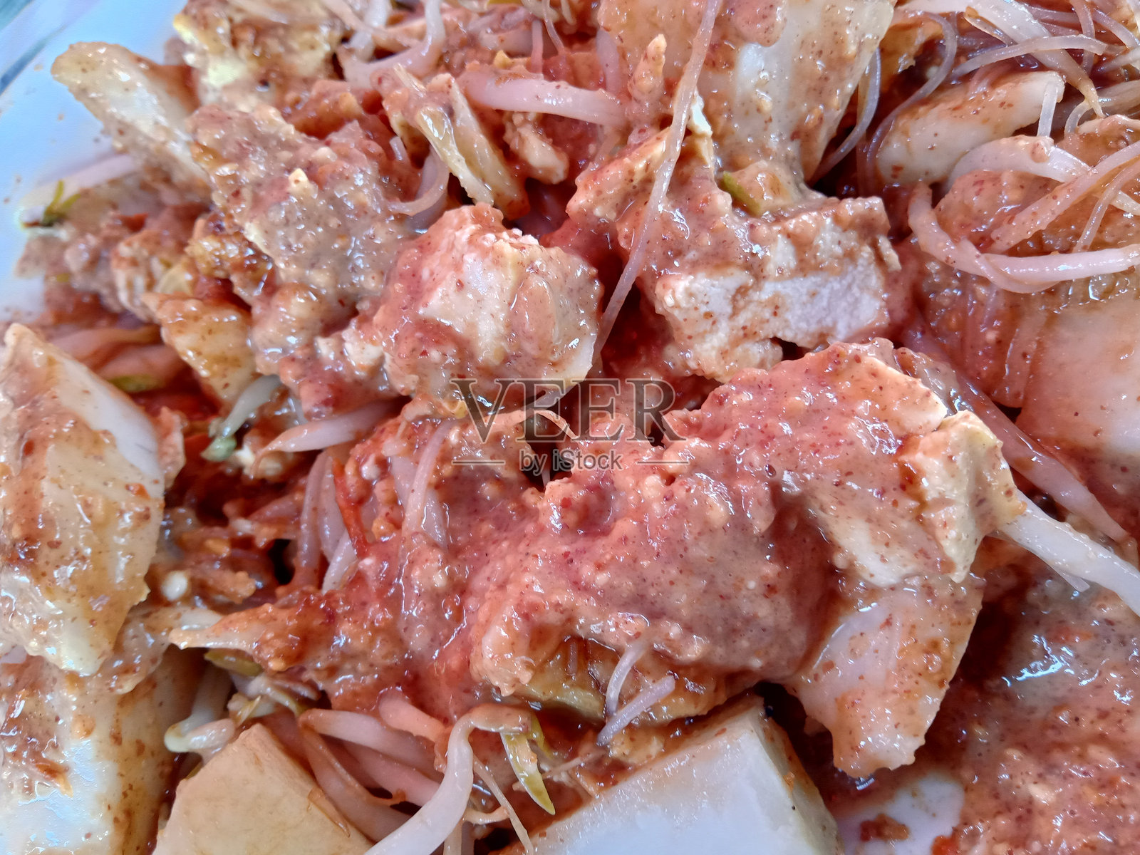 Ketoprak是来自印尼芝尔蓬的素食食品，由豆腐、蔬菜、米糕和粉丝组成，配以花生酱。照片摄影图片