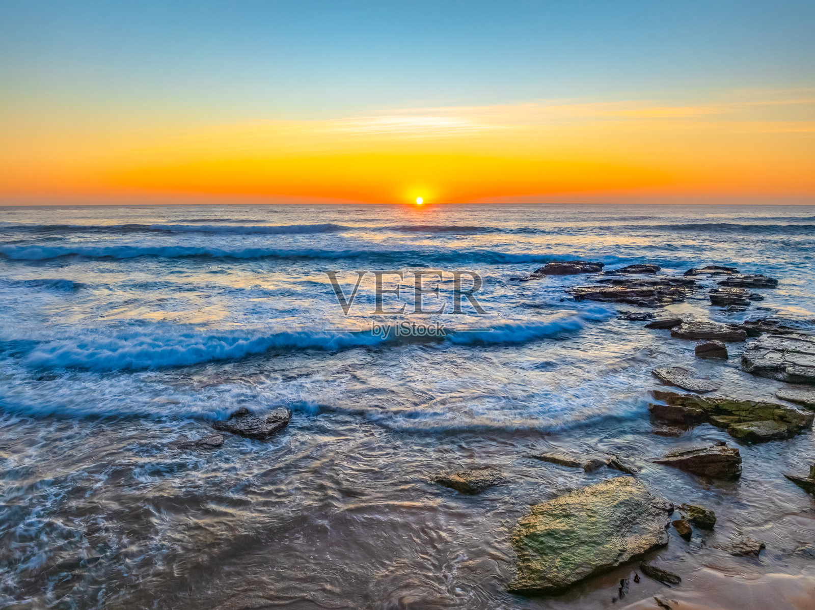 海边日出，橙色的地平线照片摄影图片