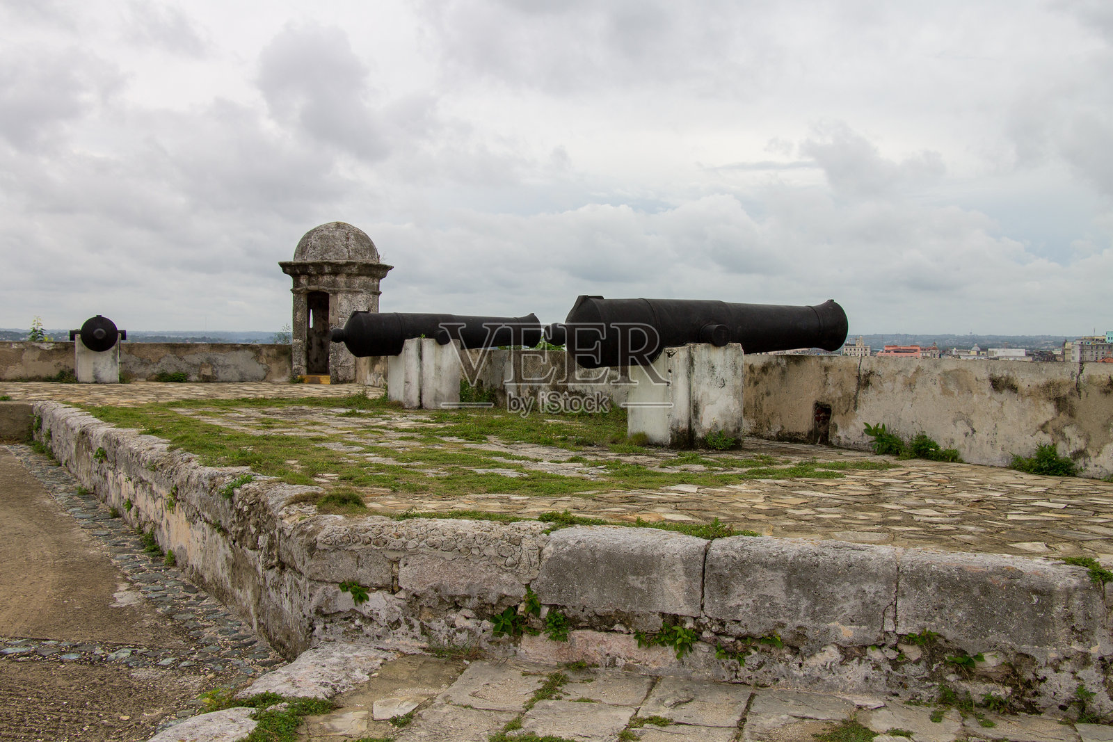 古巴哈瓦那的圣卡洛斯·德·拉卡巴纳堡垒中的大炮和炮塔照片摄影图片