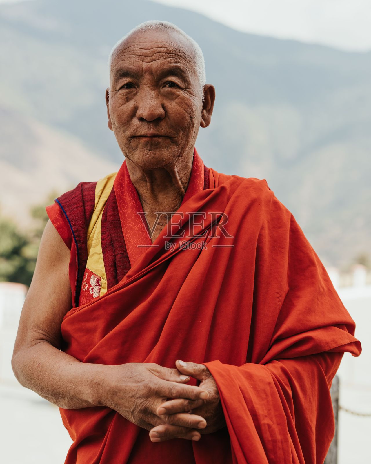 户外环境中穿着传统服饰的老年僧侣。布姆唐，布丹照片摄影图片