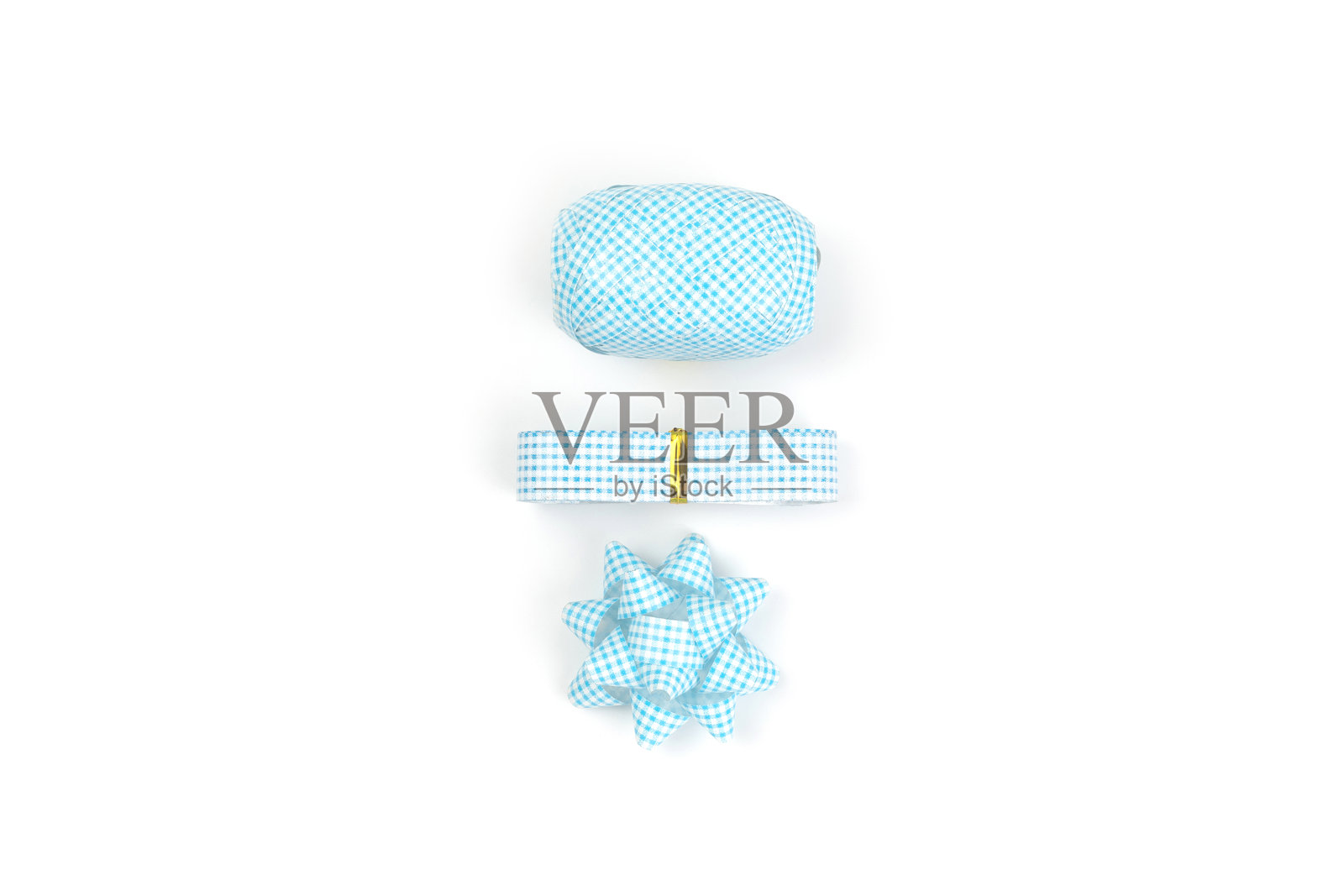 从上方看，蓝色礼品盒装饰，缎带、丝带和绳子，孤立在白色背景上。礼品盒装饰的概念。照片摄影图片