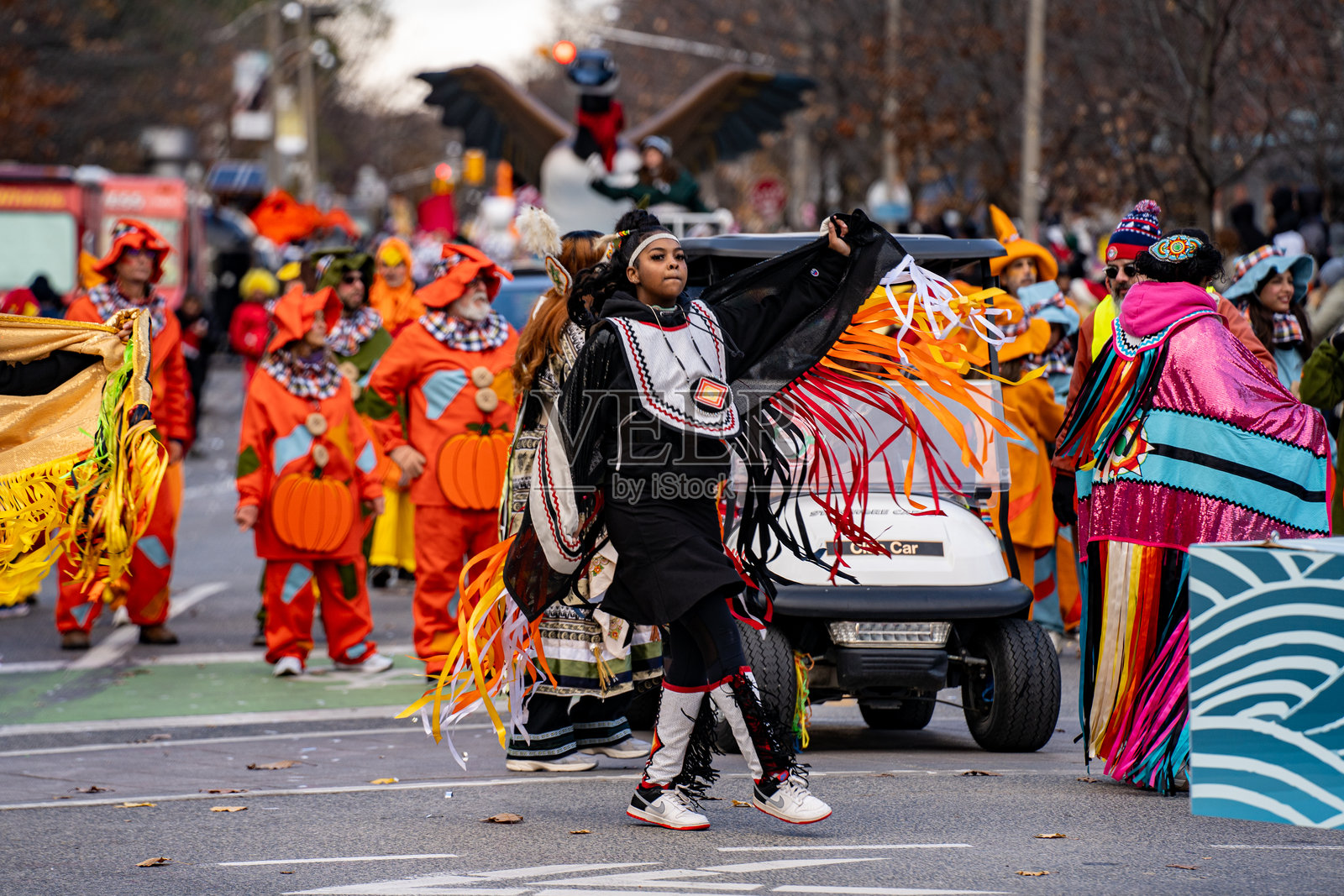 参与者在多伦多的圣诞老人游行中。照片摄影图片