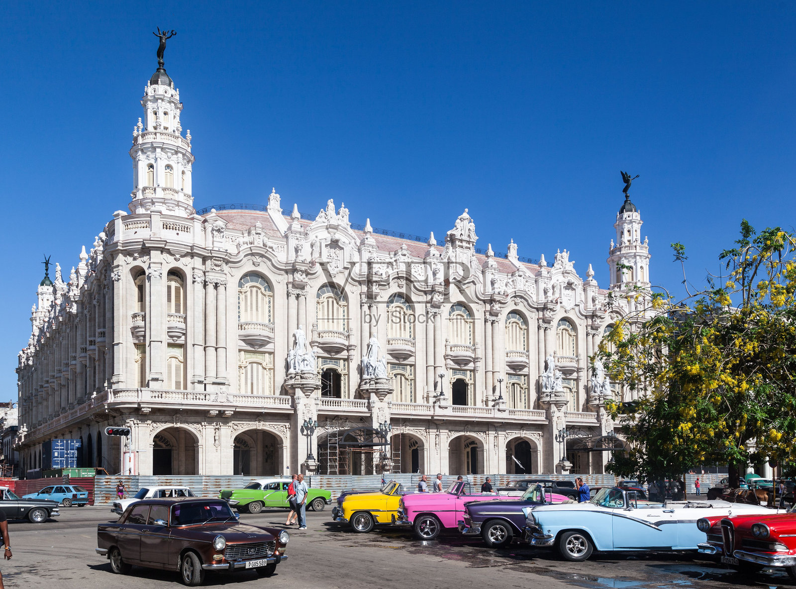 哈瓦那大剧院前的复古汽车照片摄影图片