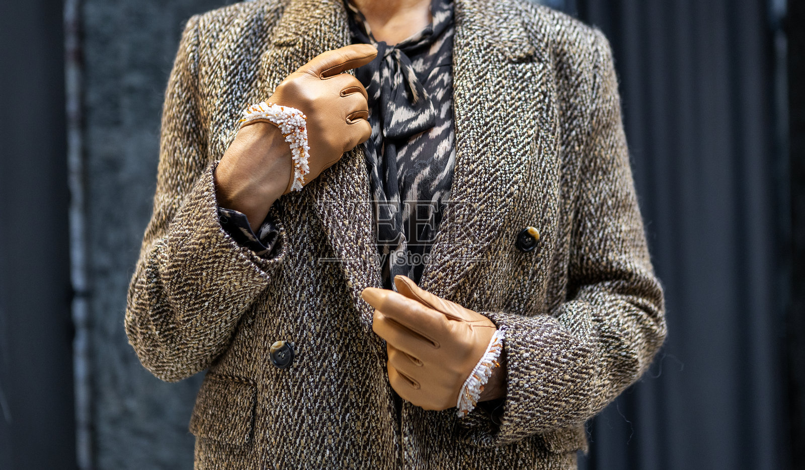优雅的时尚细节，时尚女性的装扮：米色皮手套、花呢西装外套和印花衬衫，适合现代衣橱的潮流造型，秋冬季节的中性色调。照片摄影图片