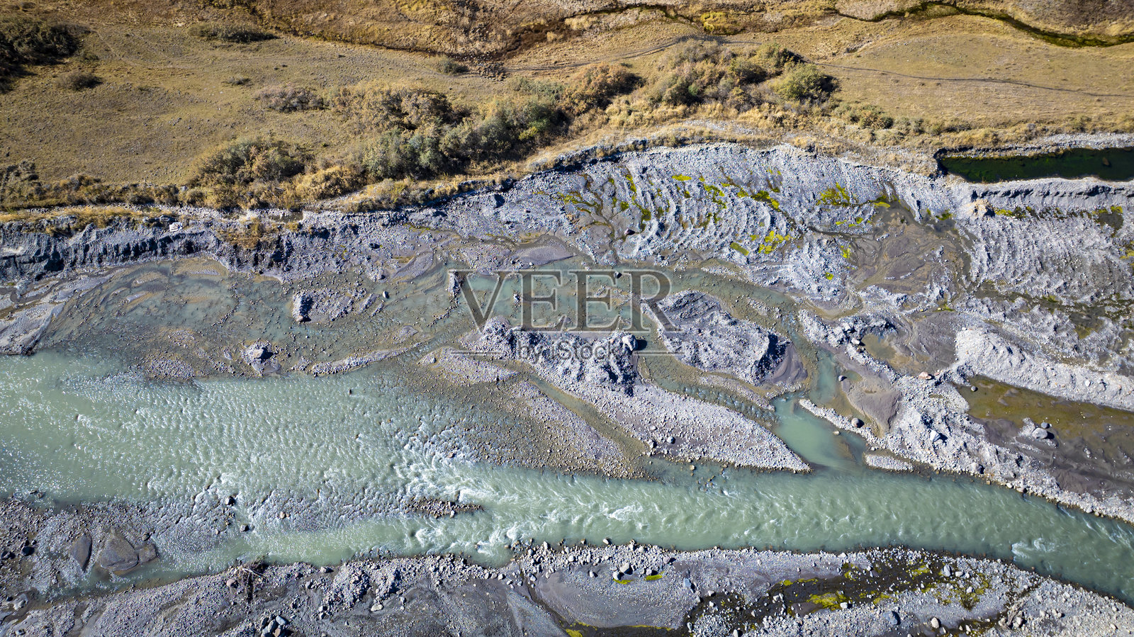 河口谷地的生态系统俯视图与蓝色水流照片摄影图片