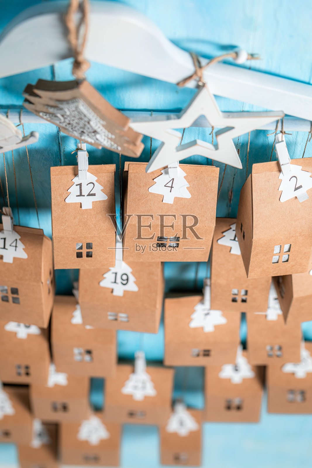 用纸板和绳子制作的圣诞倒计时日历照片摄影图片