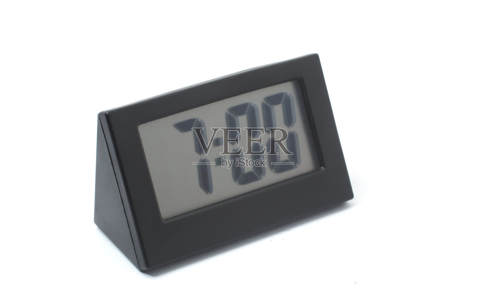 白色背景上显示“7:00”的数字时钟侧视图。照片摄影图片