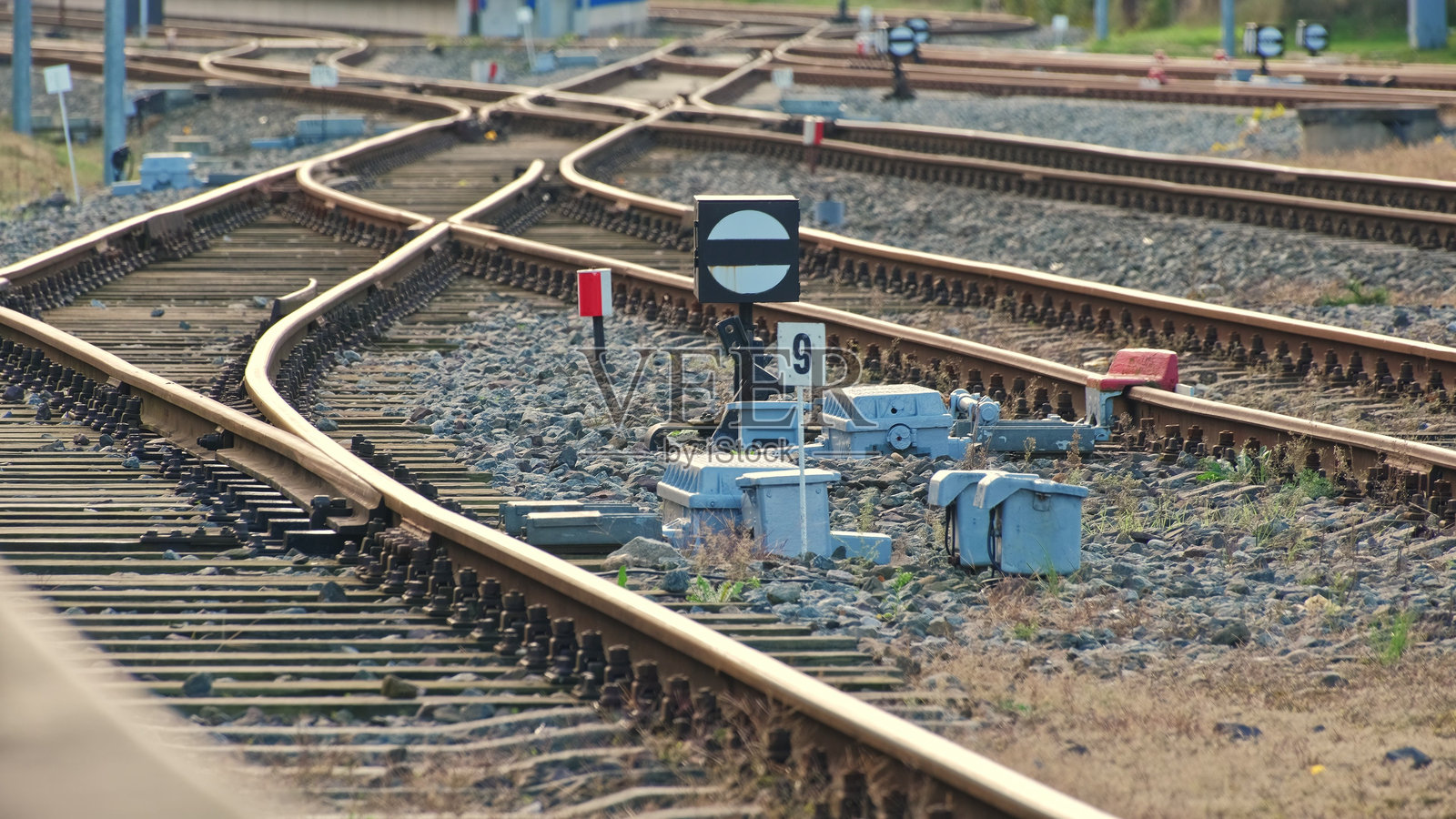 铁路车站交汇处的铁路道岔，配有机械指示器和控制设备照片摄影图片