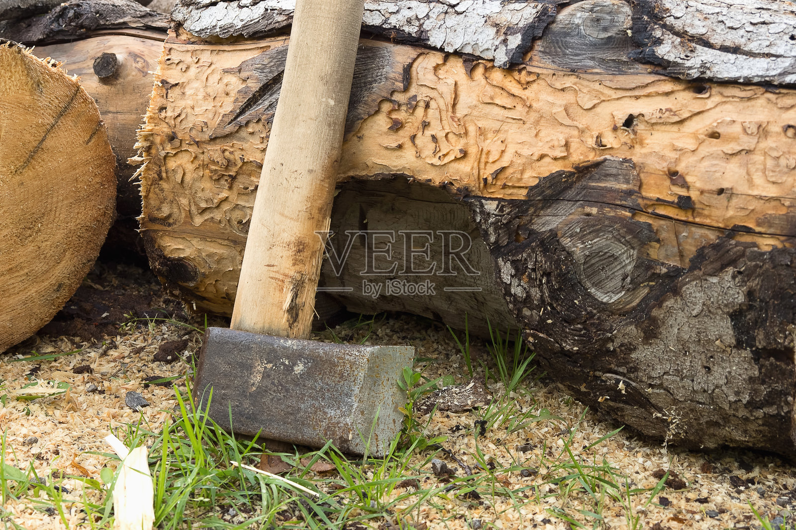 用于准备冬季柴火的斧头照片摄影图片