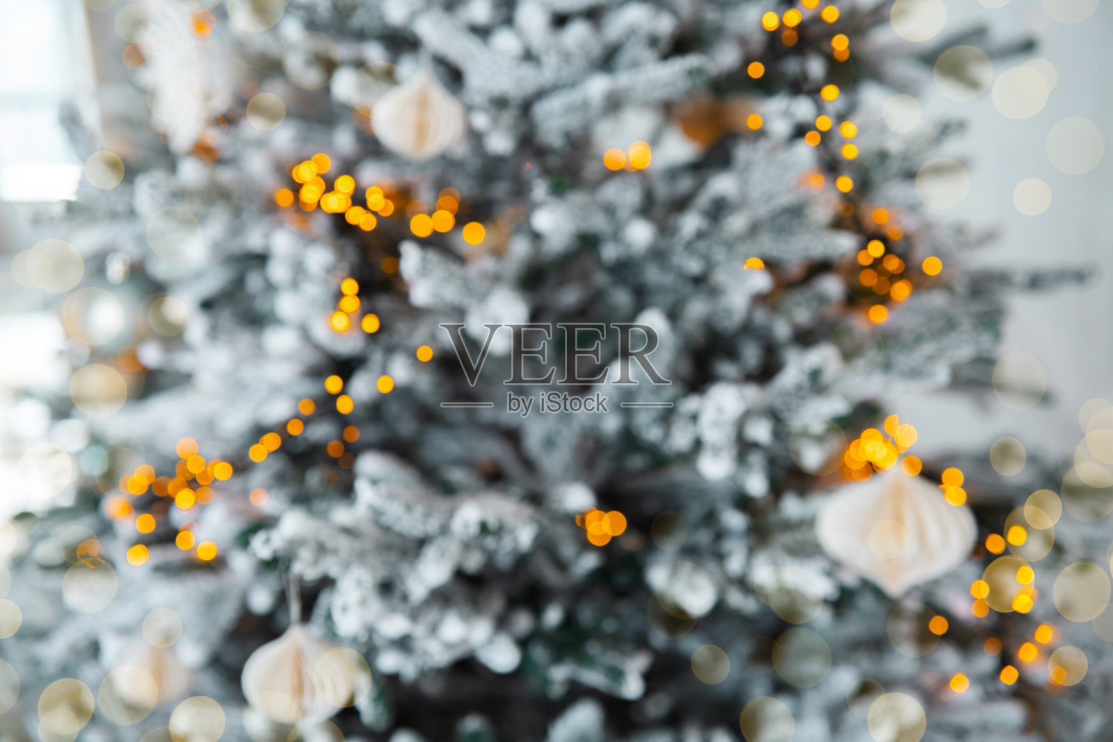 温馨的节日氛围，家中装饰着雪白的圣诞树照片摄影图片