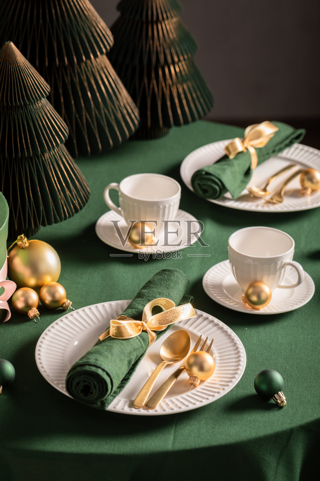 独特的绿色圣诞桌布和圣诞装饰。照片摄影图片