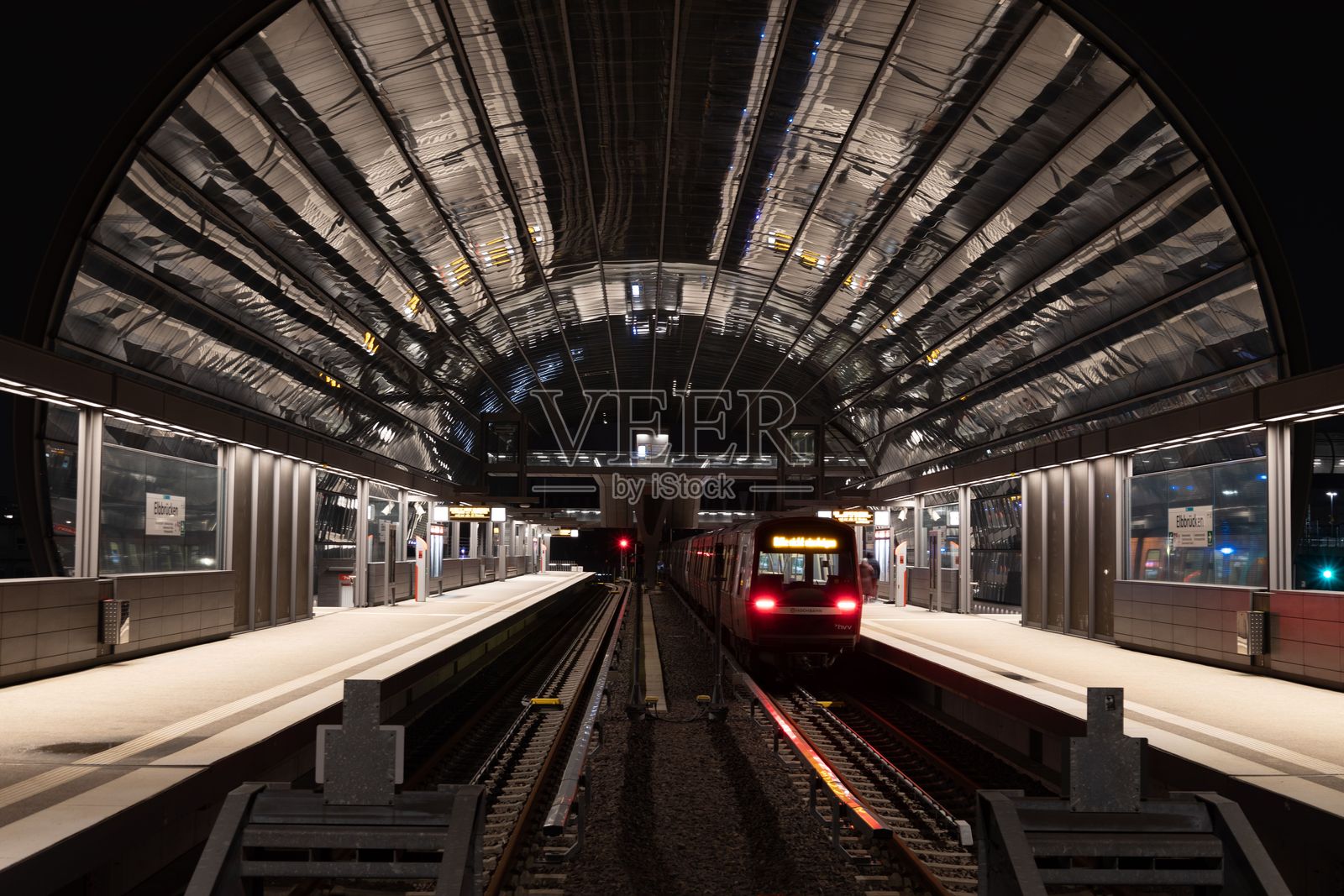 一列地铁列车在车站等待乘客上车照片摄影图片