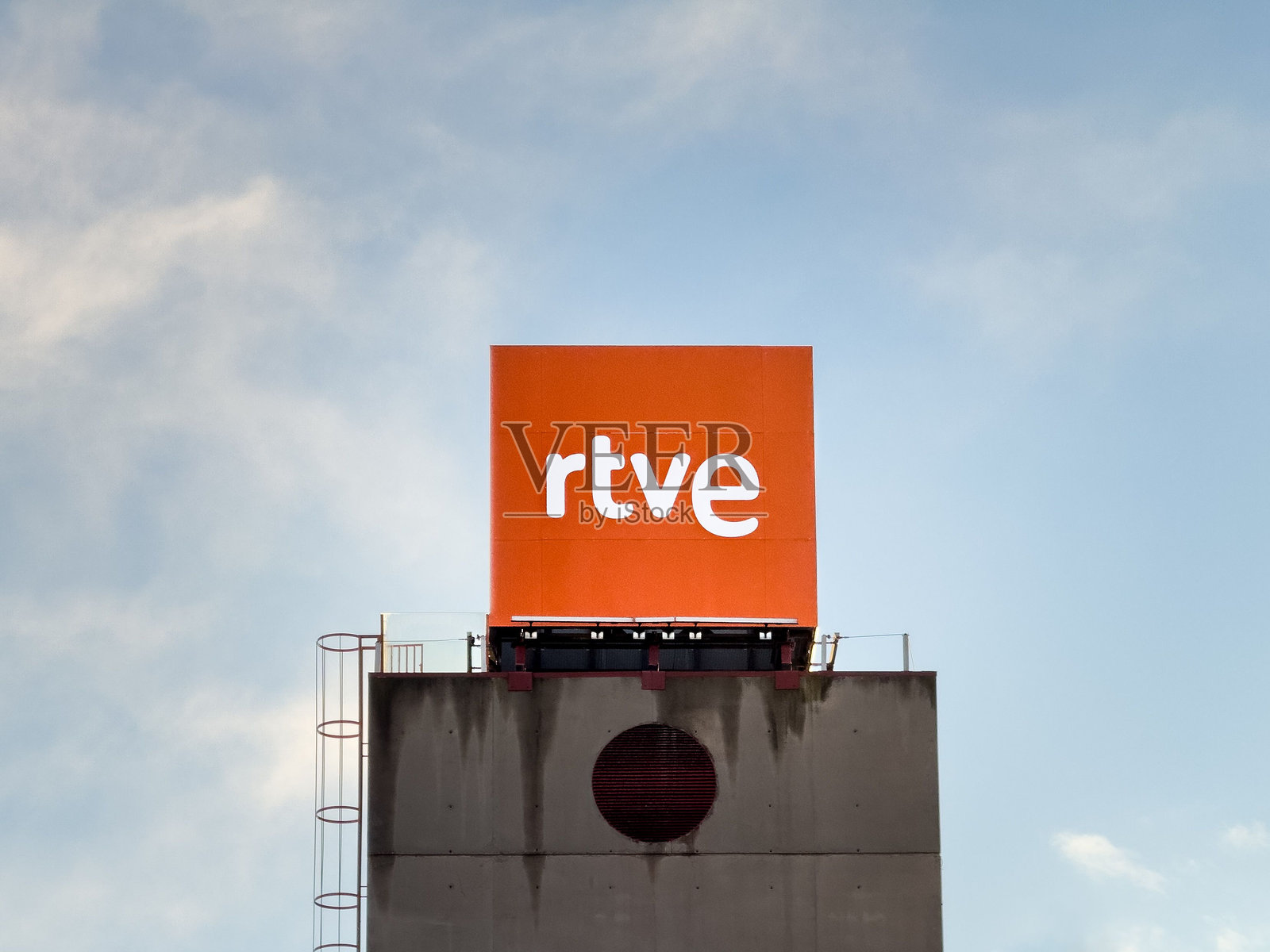 Rtve（西班牙广播电视）电视演播室，背景是蓝天照片摄影图片