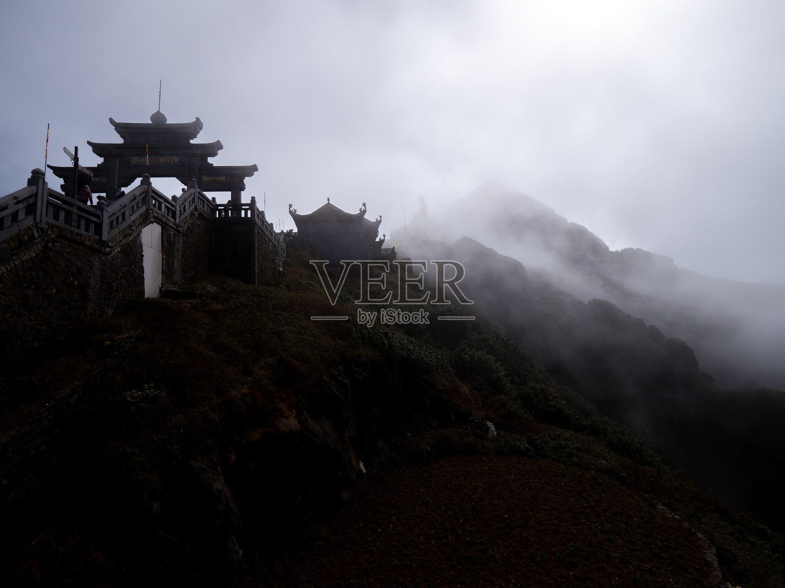 山中浓雾背后的中国寺庙剪影照片摄影图片