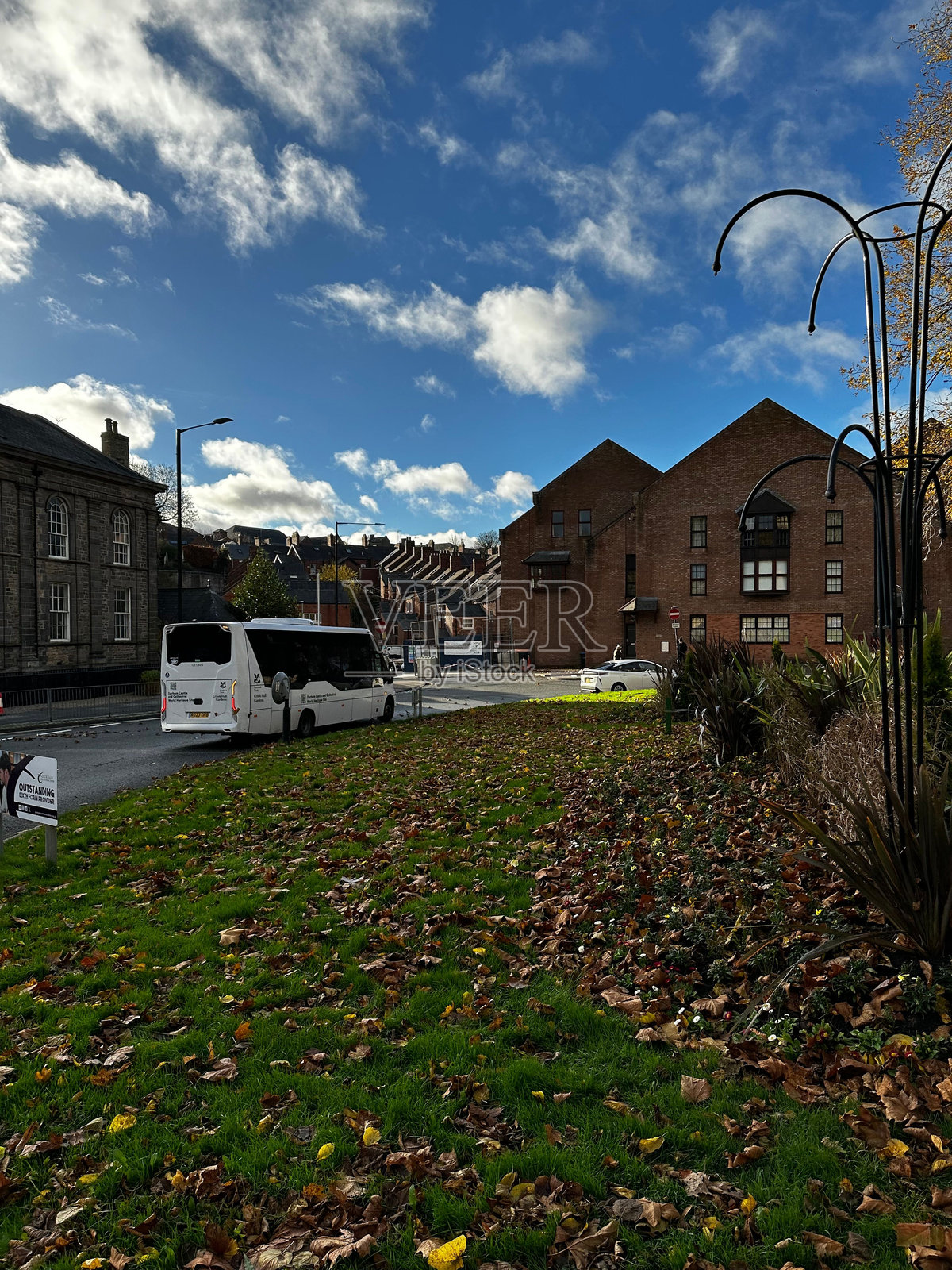风景如画的城市街道,公交车与拱门相映成趣照片摄影图片