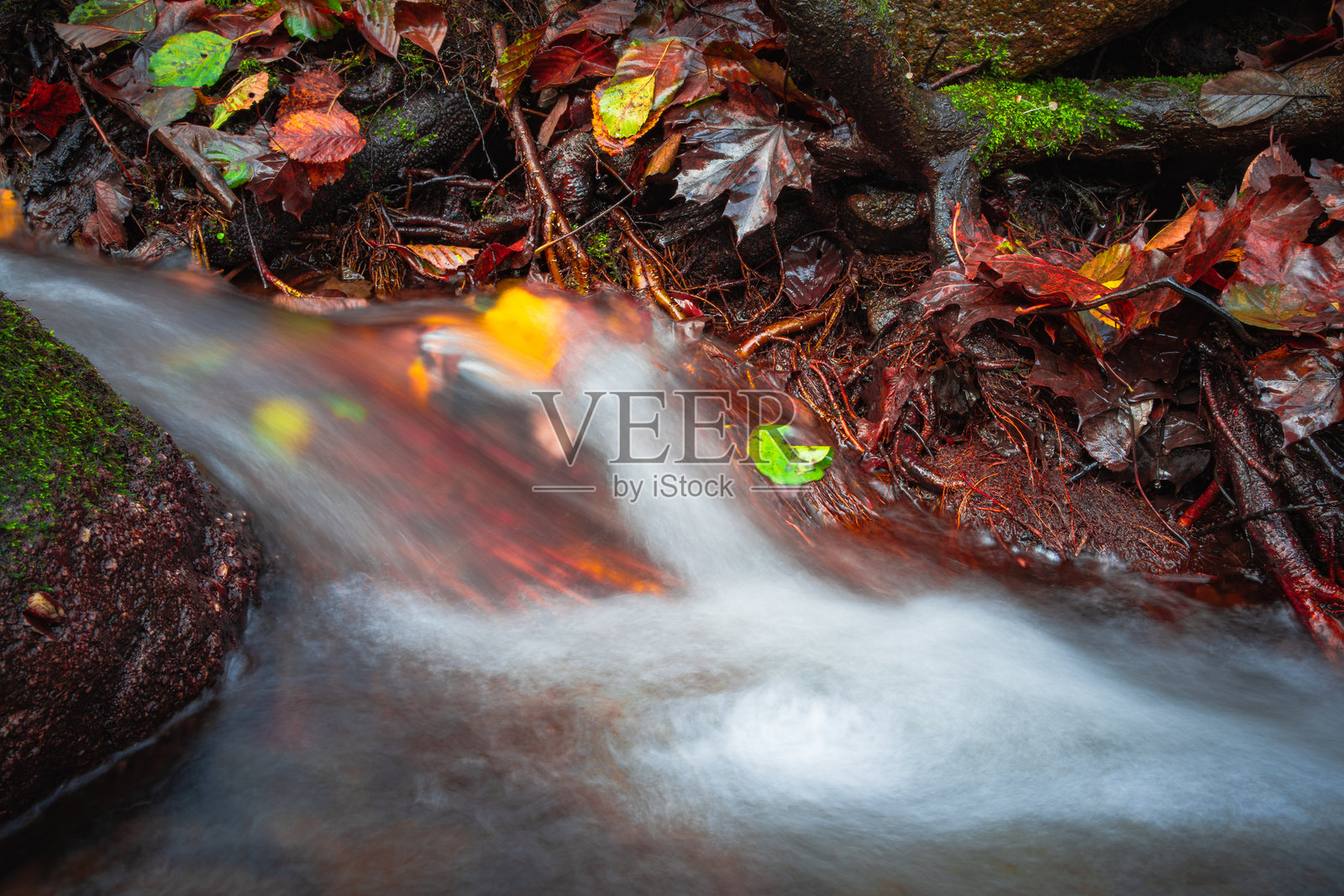 秋季森林溪流中小瀑布的特写，水流模糊。照片摄影图片