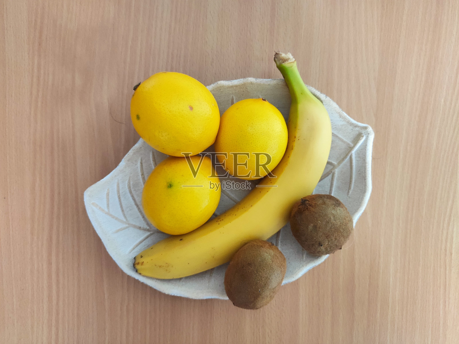 新鲜水果在盘子里。天然有机水果照片摄影图片