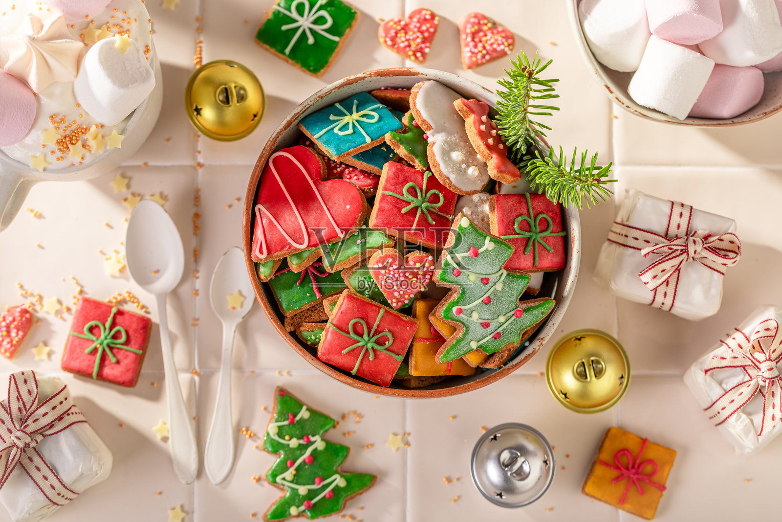 自制新鲜可可，温暖寒冷的圣诞夜。照片摄影图片