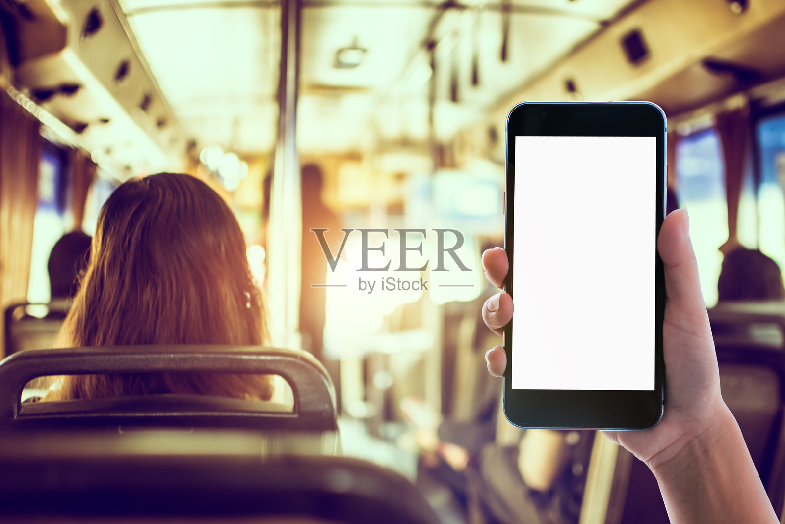 公交车上女人手握智能手机的特写照片摄影图片