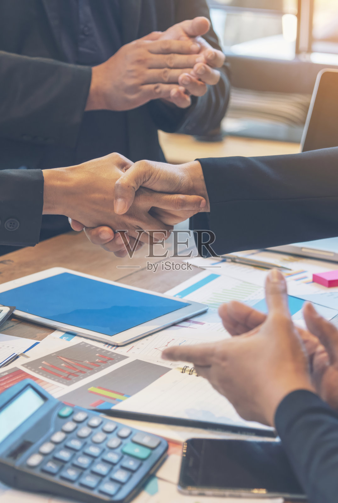 商业人士在公司办公室中齐心协力的团队合作。多样性之手的垂直视角，团结赋能合作伙伴团队的连接，合并与收购。照片摄影图片