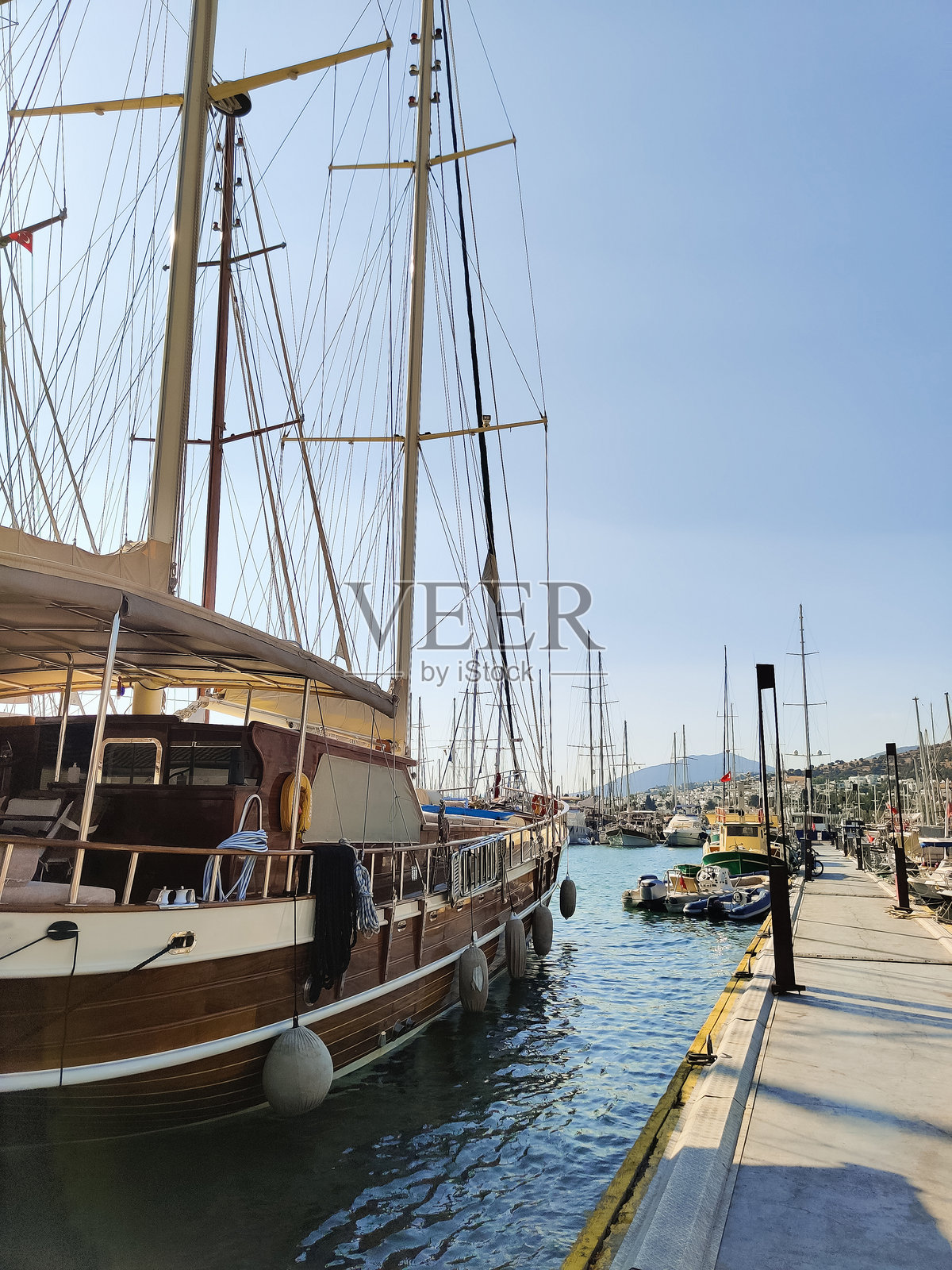 美丽的船只和小艇停靠在岸边照片摄影图片