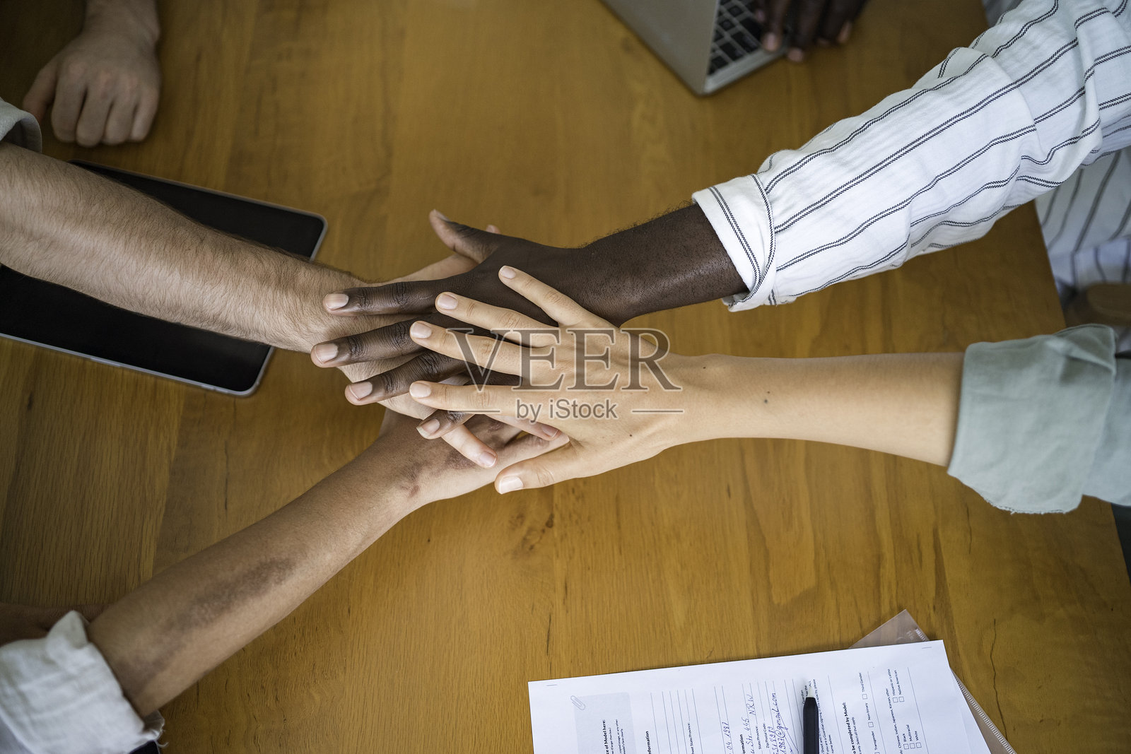 多元化团队在办公室庆祝项目里程碑照片摄影图片