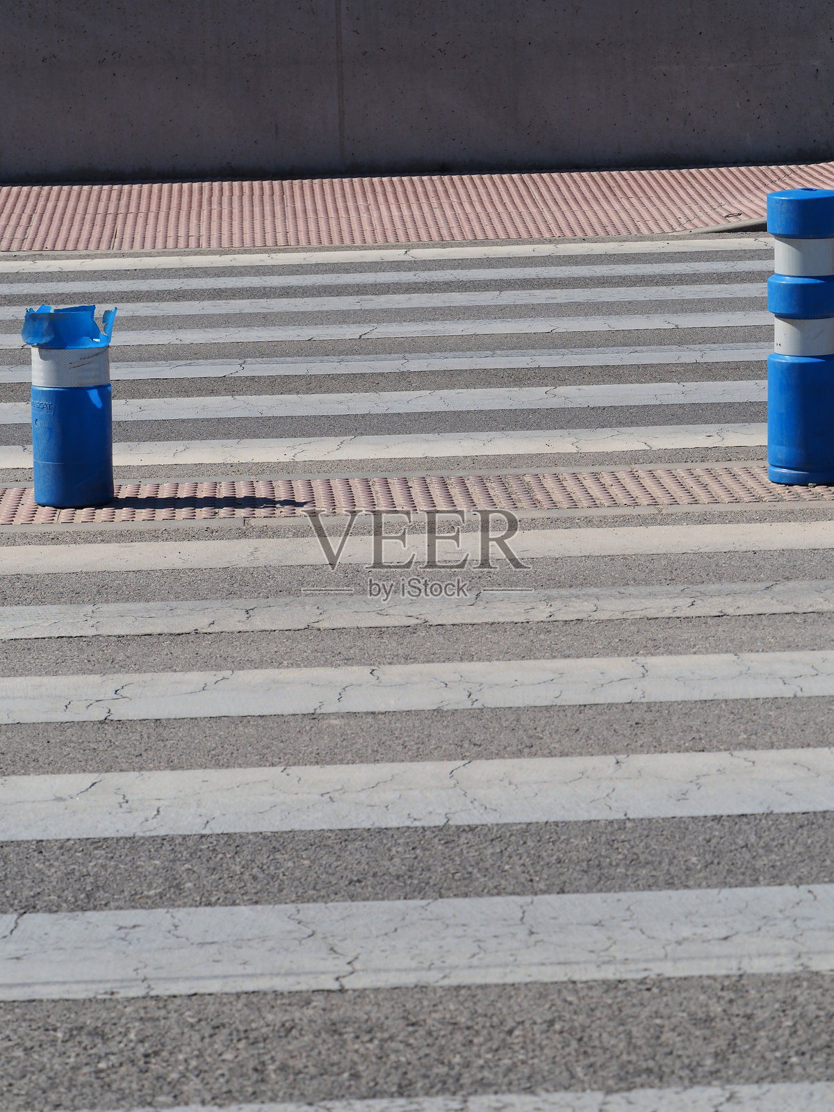 阳光明媚的日子里，马路上的斑马线俯视图照片摄影图片