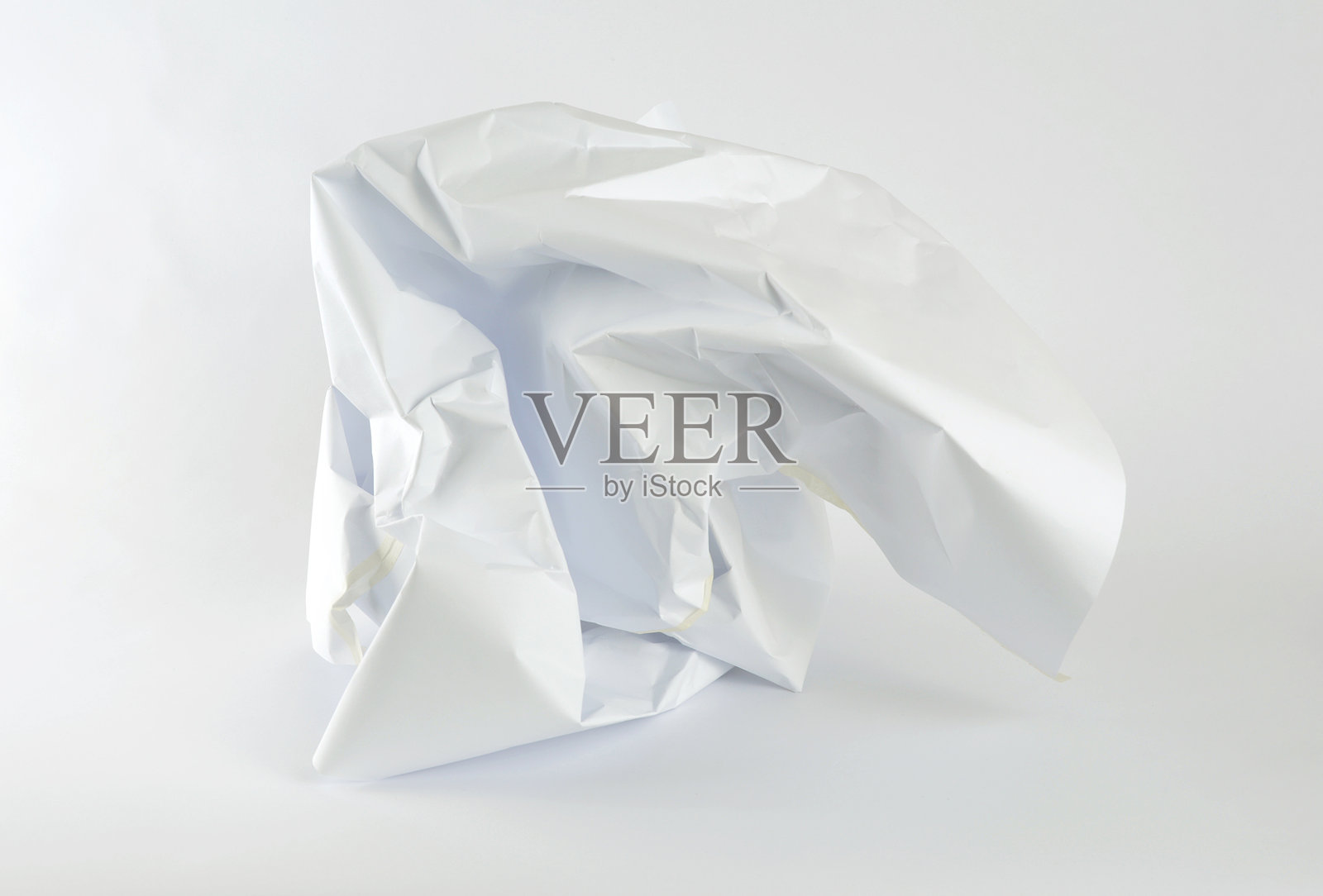 皱巴巴的纸张在白色背景上照片摄影图片