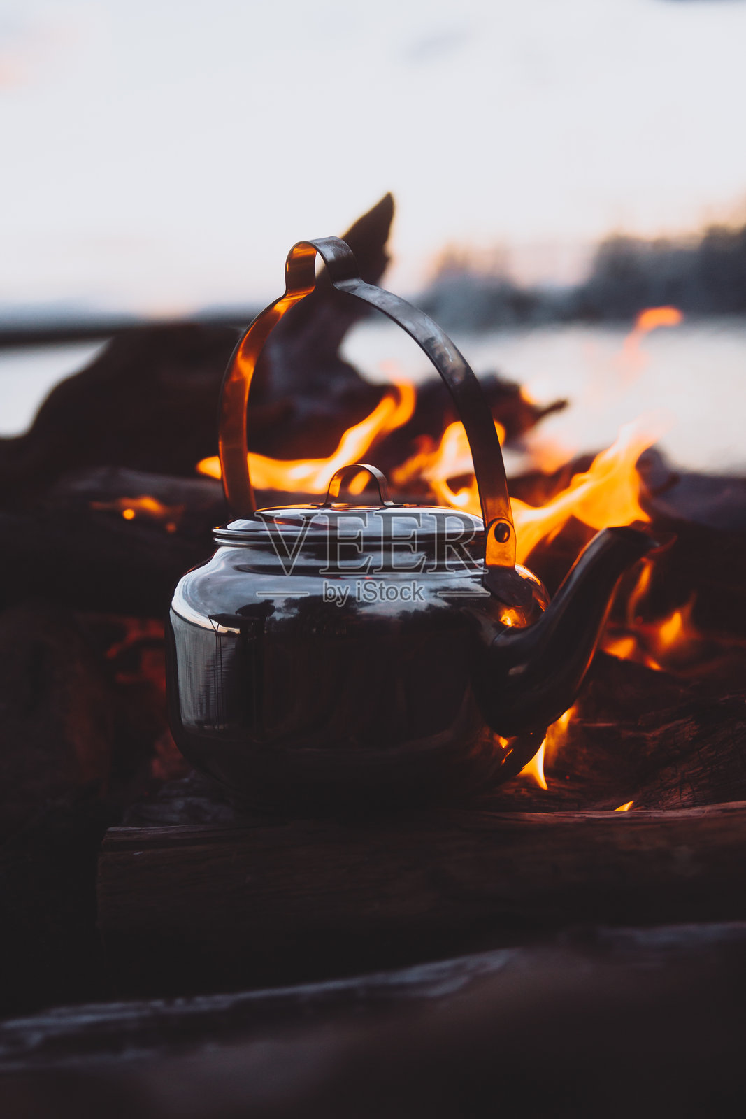 篝火上的茶壶特写。照片摄影图片
