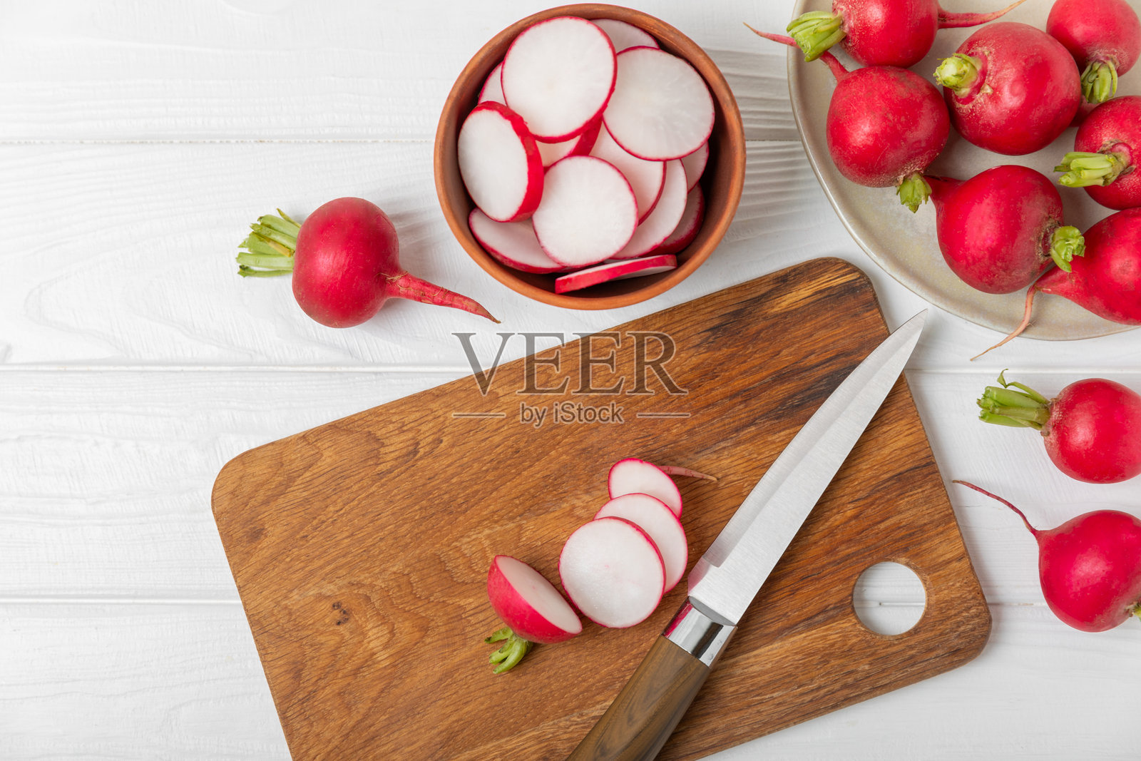 新鲜的萝卜放在有纹理的木质背景上。 有机天然花园萝卜切片。 剪切根作物。 蔬菜。 素食。 饮食产品。 健康食品。 留白区域。 复制空间。照片摄影图片
