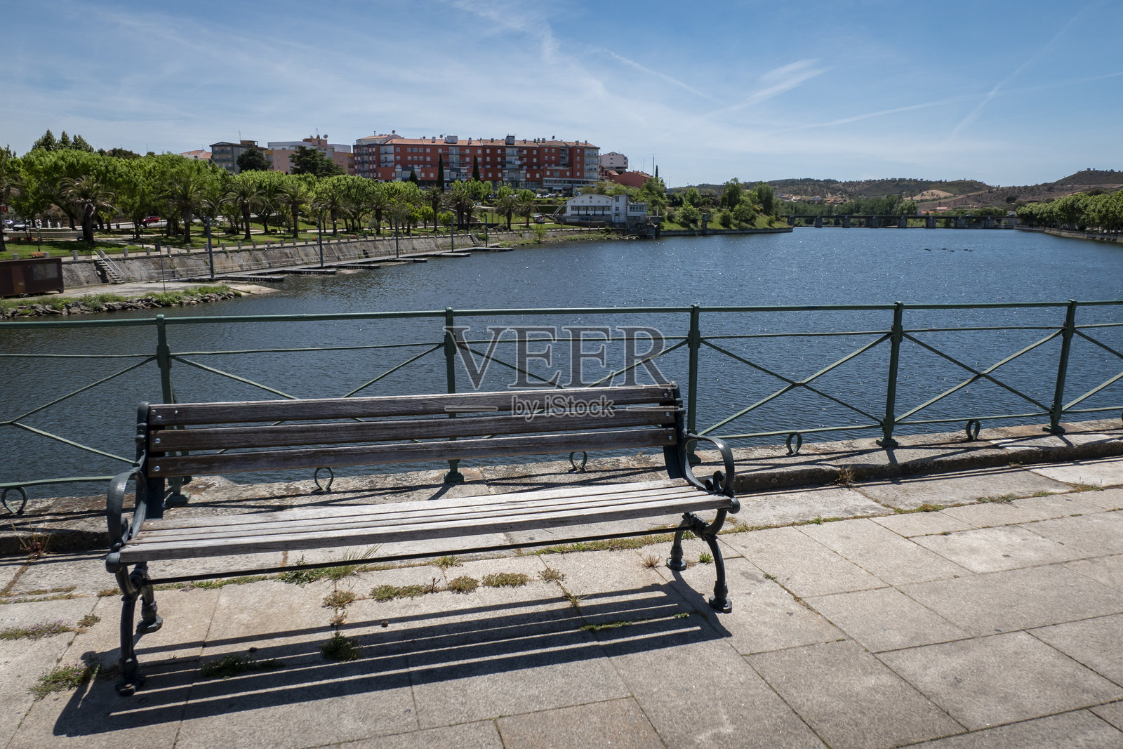 米兰德拉老桥上的长椅照片摄影图片