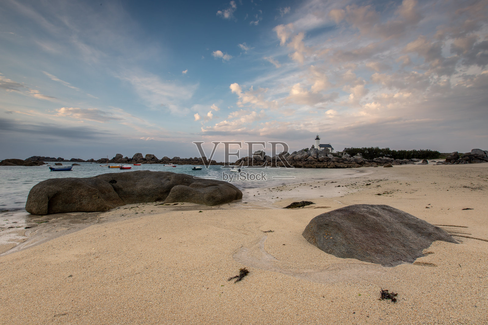 法国普卢诺尔-布里尼戈海滩的庞图瓦尔灯塔照片摄影图片