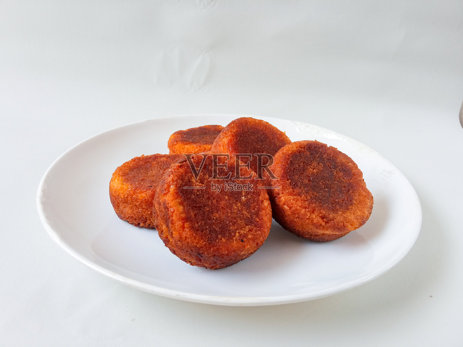 Wingko babat。印尼传统食品，由糯米制成，背景为白色。典型美食。照片摄影图片