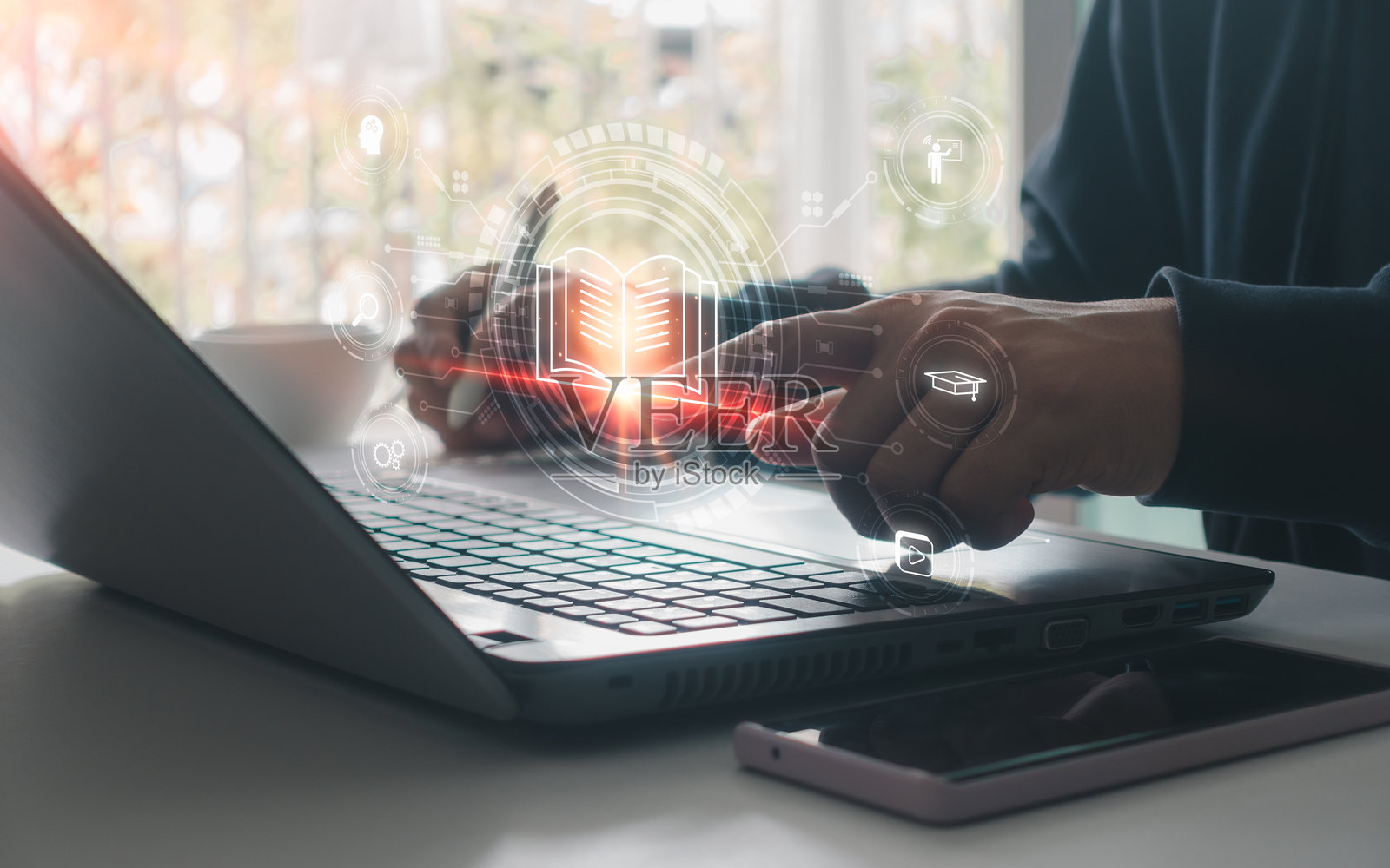 在线教育概念。商人利用互联网进行在线教育培训和电子学习网络研讨会，以实现个人发展和职业资格提升。数字课程用于发展新技能。照片摄影图片