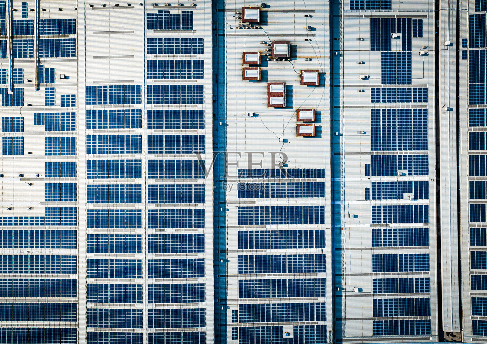 工厂的屋顶覆盖着太阳能电池板照片摄影图片