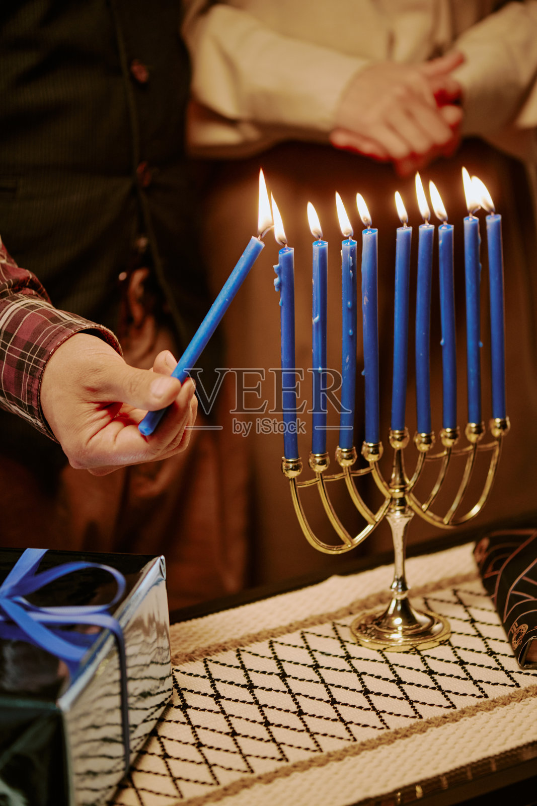 无法辨认的男女站在烛台旁照片摄影图片