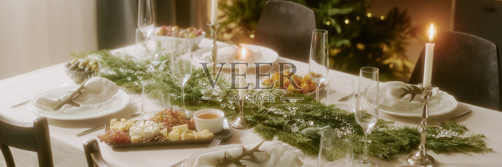 桌子上的点燃蜡烛的装饰照片摄影图片