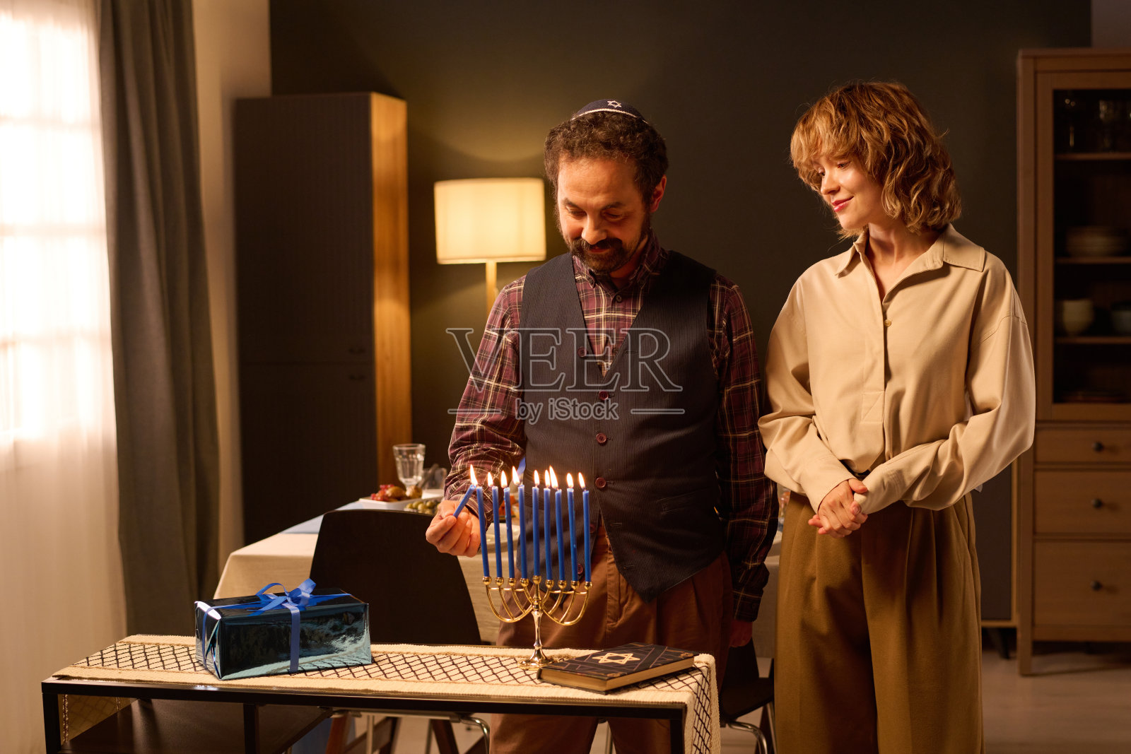 犹太人在罗什哈沙那庆祝活动中保持传统照片摄影图片