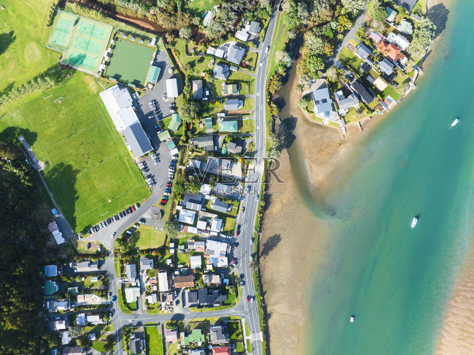 海滨社区的联系，海边生活。照片摄影图片