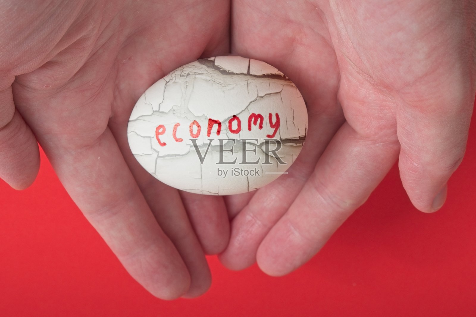 强大的手中掌控着脆弱的经济照片摄影图片