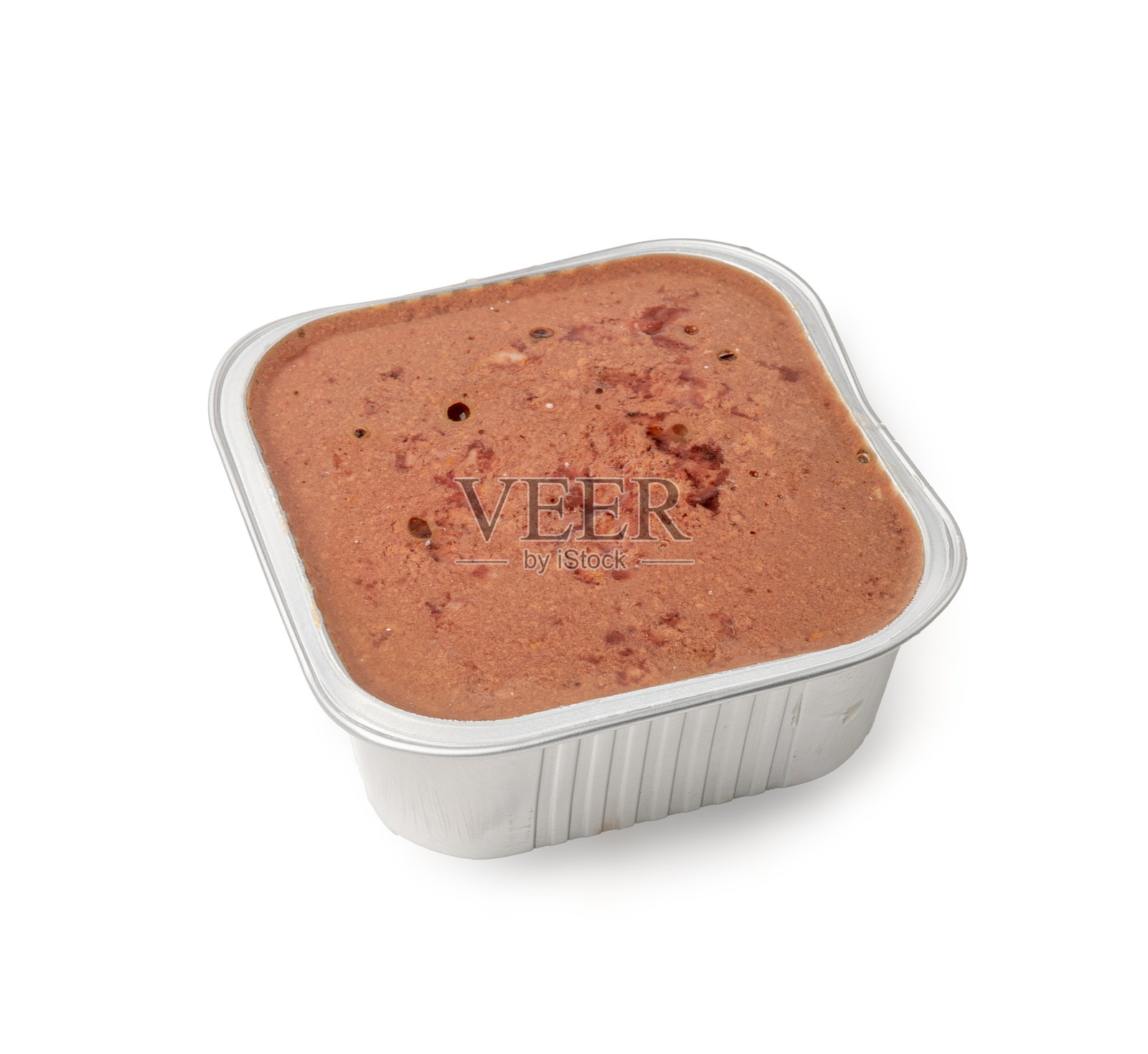 金属包装的宠物食品，猫用湿粮，狗用罐装肉酱，白色背景上的开罐宠物食品照片摄影图片