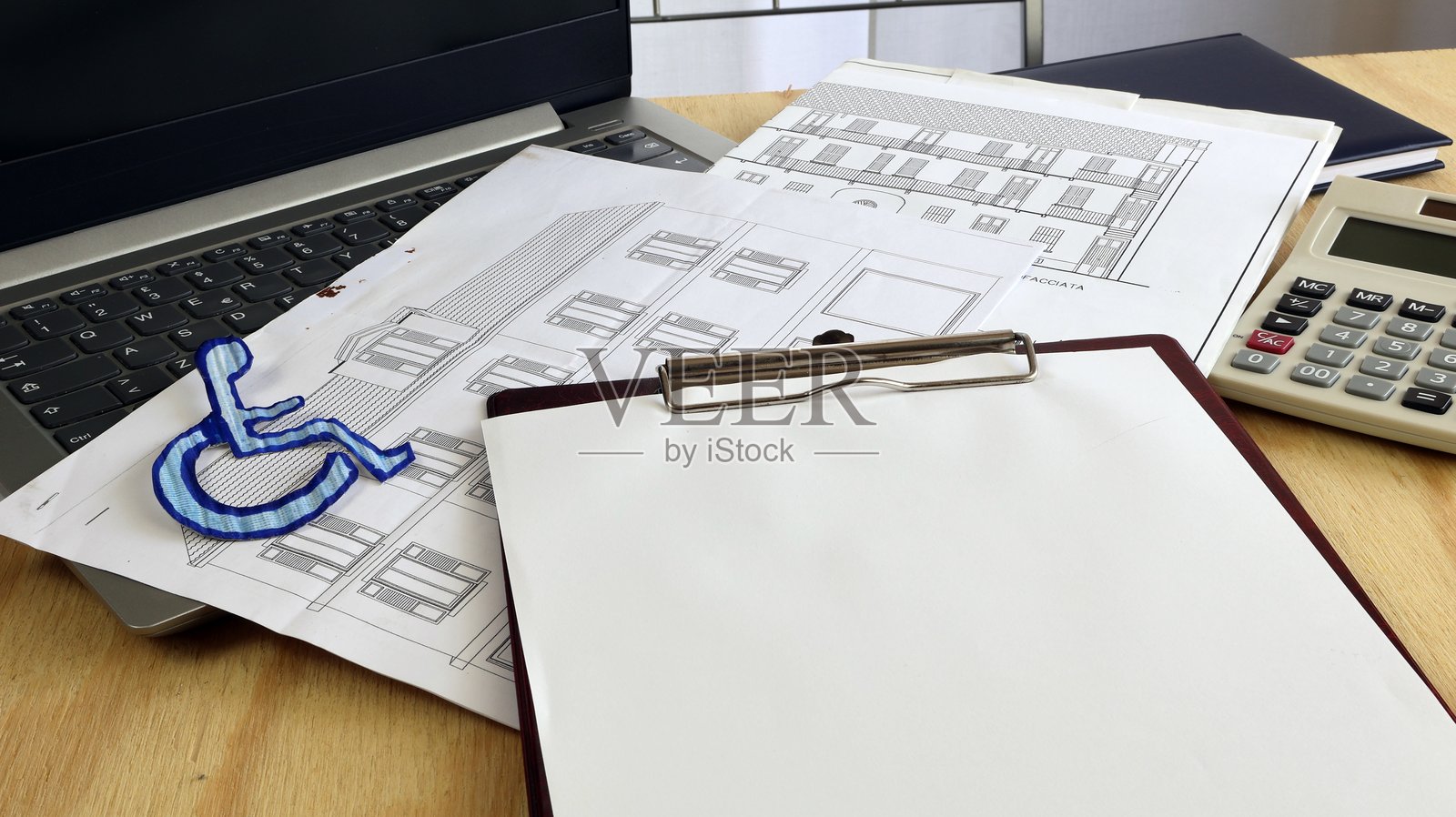 带有空白纸张的剪贴板和残疾人辅助工具照片摄影图片