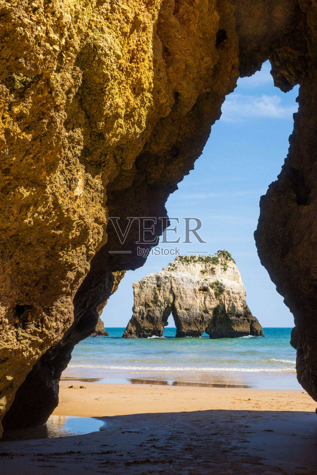 通过岩石切口垂直拍摄的海滩，位于葡萄牙阿尔加维地区的波尔蒂芒附近照片摄影图片