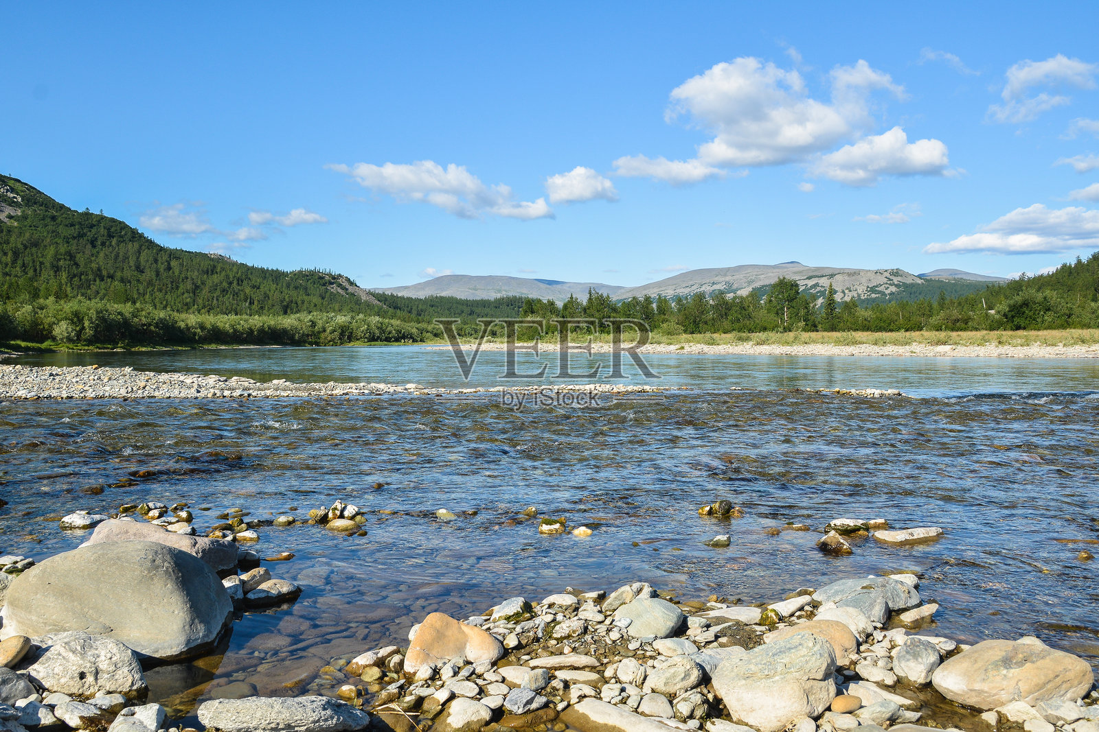 极北乌拉尔山脉，索布河谷。照片摄影图片