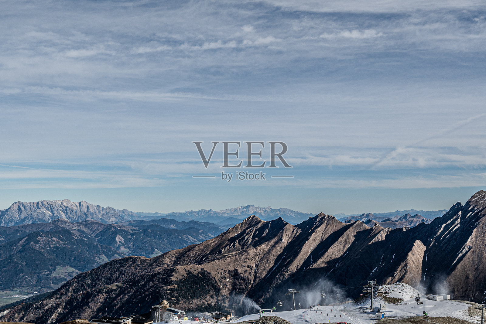 从基茨施泰因霍恩俯瞰奥地利阿尔卑斯山的秋季景色照片摄影图片