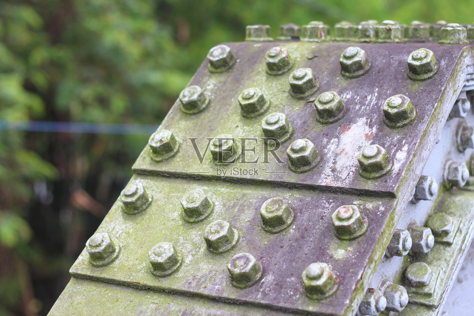 带有旧苔藓螺丝的钢结构细节照片摄影图片