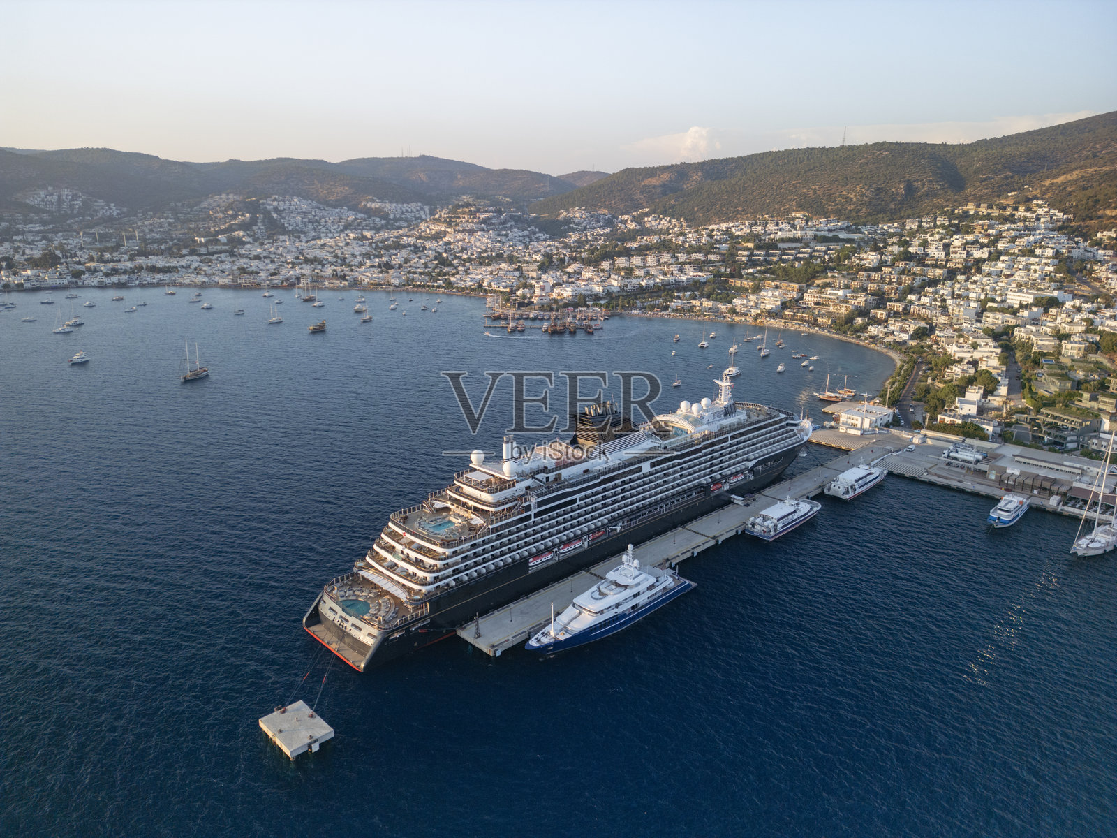 MSC Explora邮轮驶入博德鲁姆港口的场景。邮轮抵达博德鲁姆港的鸟瞰图。照片摄影图片