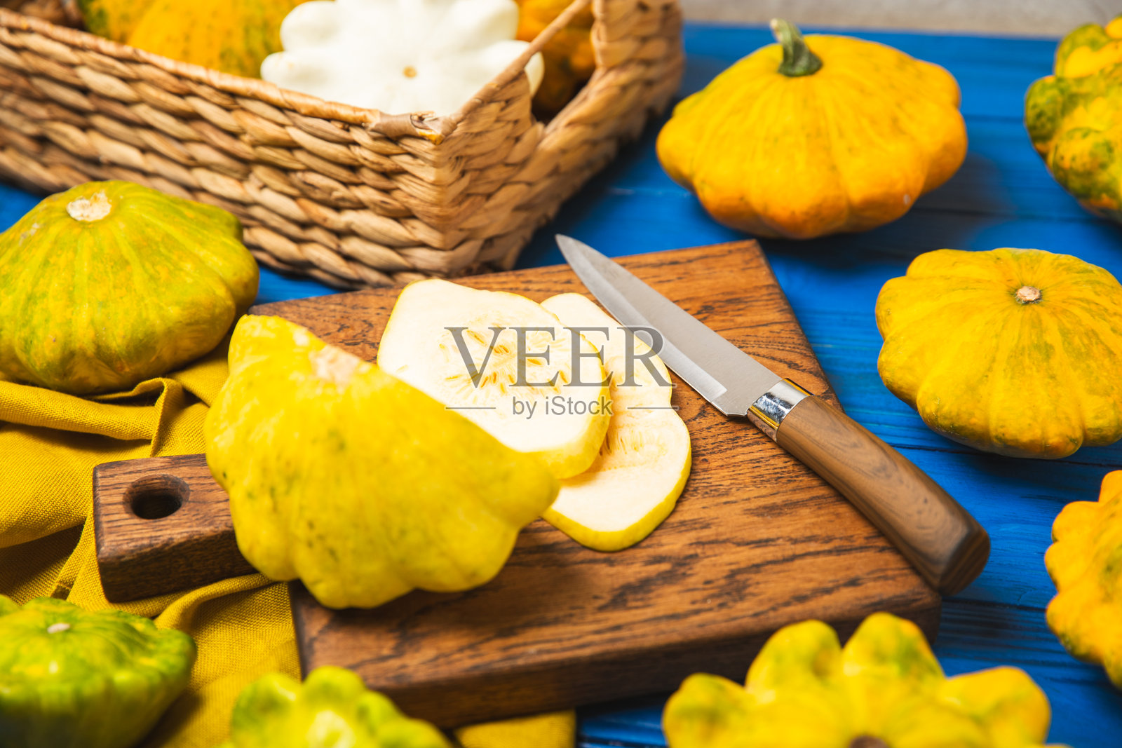 纹理厨房桌上的小圆南瓜。南瓜。新鲜有机小圆南瓜作为背景。素食。农贸市场。帕蒂松。留白空间。照片摄影图片